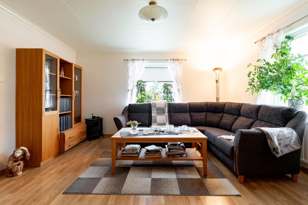 Vardagsrummet rymmer en stor soffa!