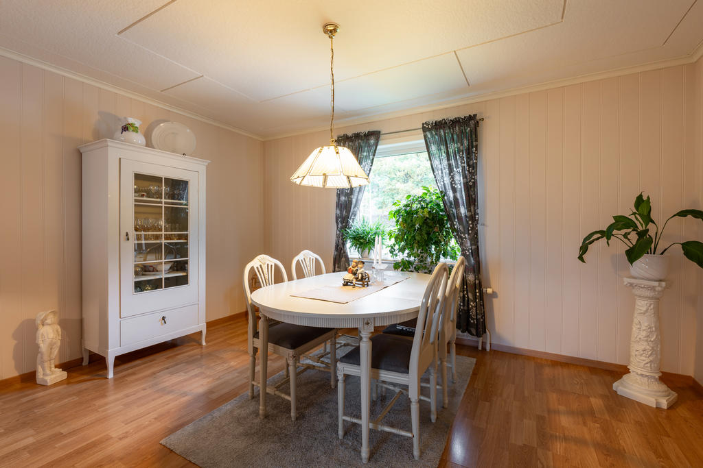 I det stora matrummet finns plats för både skåp och matsalsmöbel