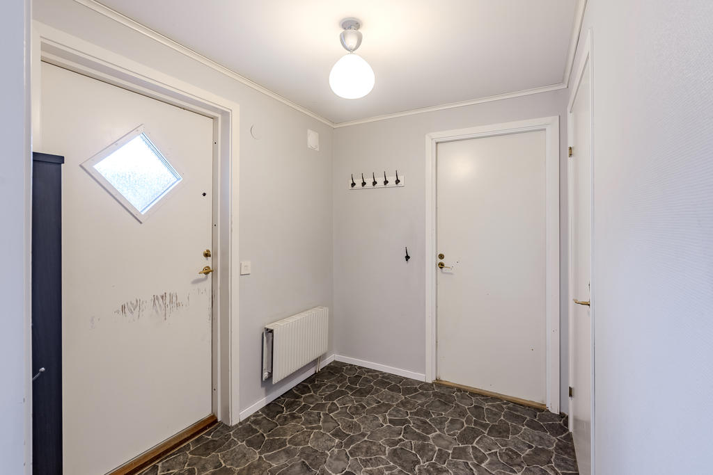 Groventré med dörr direkt in till garaget 
