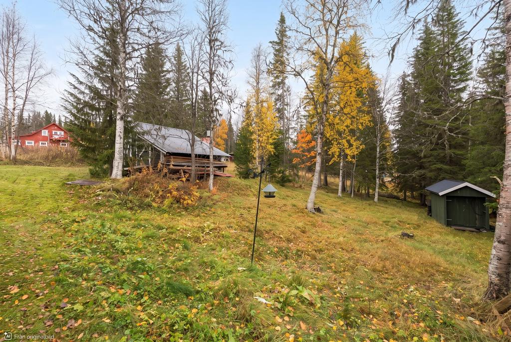 Flera byggnader på tomten bland annat praktisk och rymligt skoter garage. 