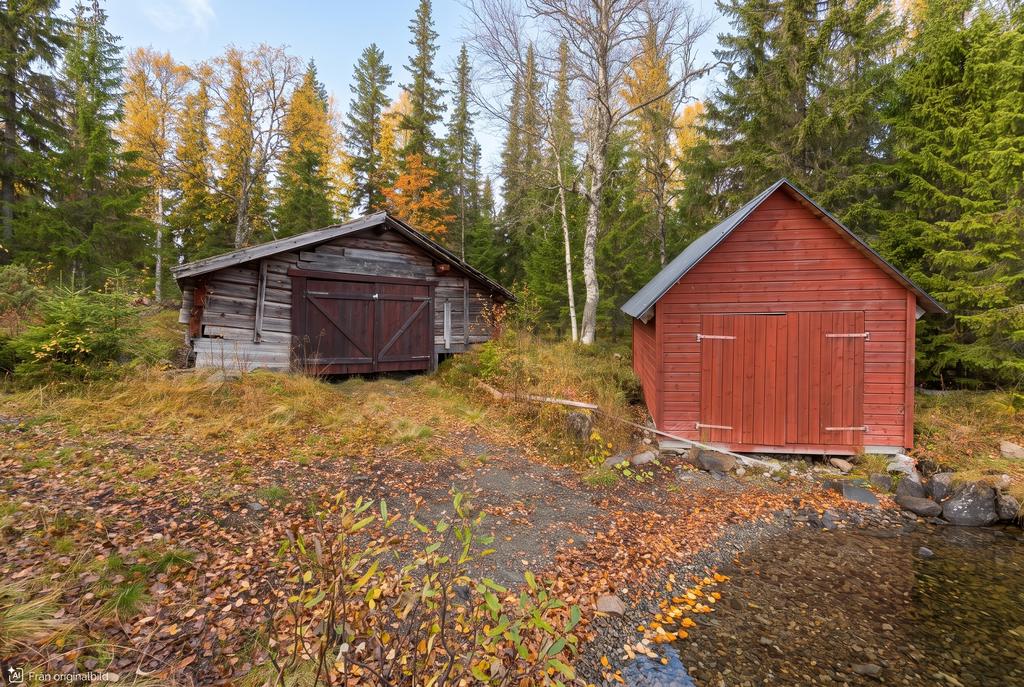 Det vänstra båthuset tillhör fastigheten. Väldigt rymligt, just nu står två båtar där. 