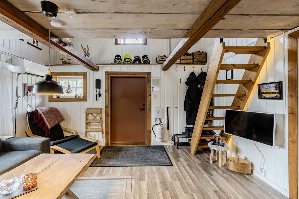 Entré till vardagsrummet. Trappan leder till ett sovloft
