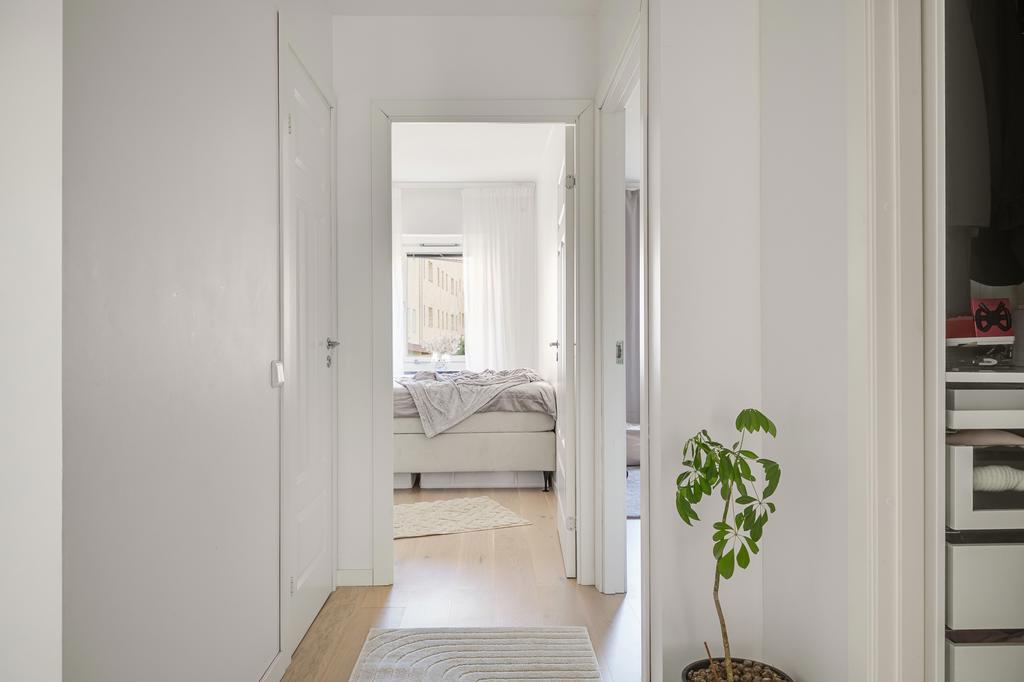 Inre hall med ingång till två sovrum, gäst WC och en walk in closet.