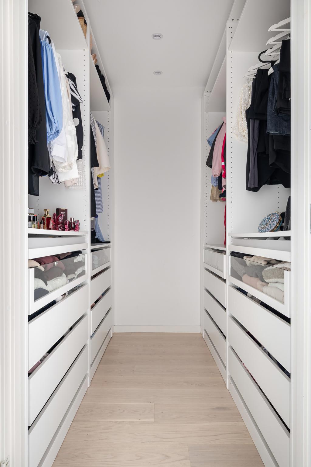 Lyxig Walk-in-closet.