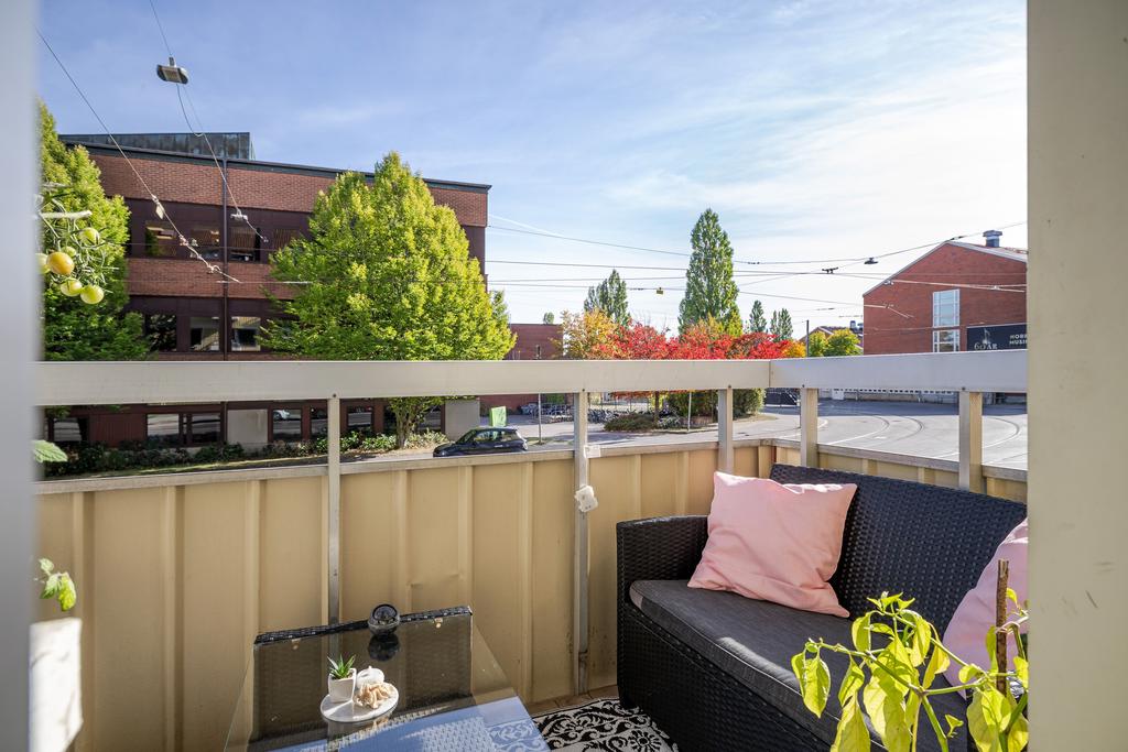 Balkongen i sydläge garanterar fina sommarkvällar med familj och vänner.