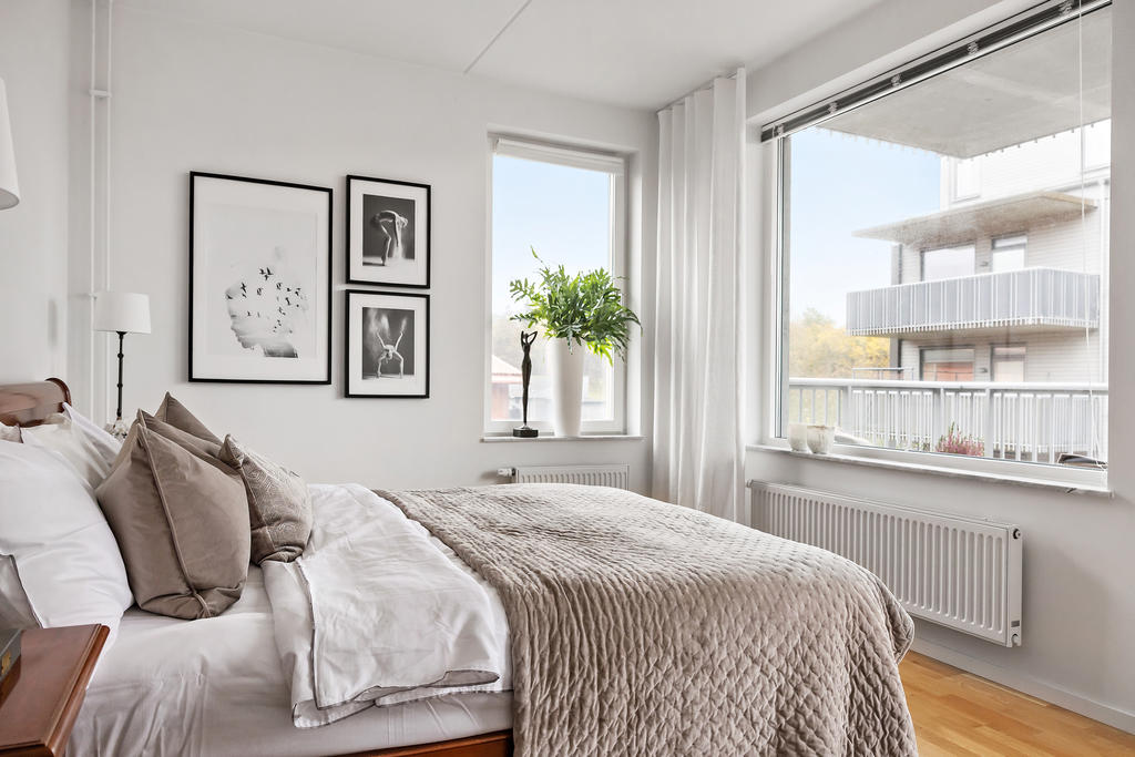 Ljust sovrum med utgång till balkong