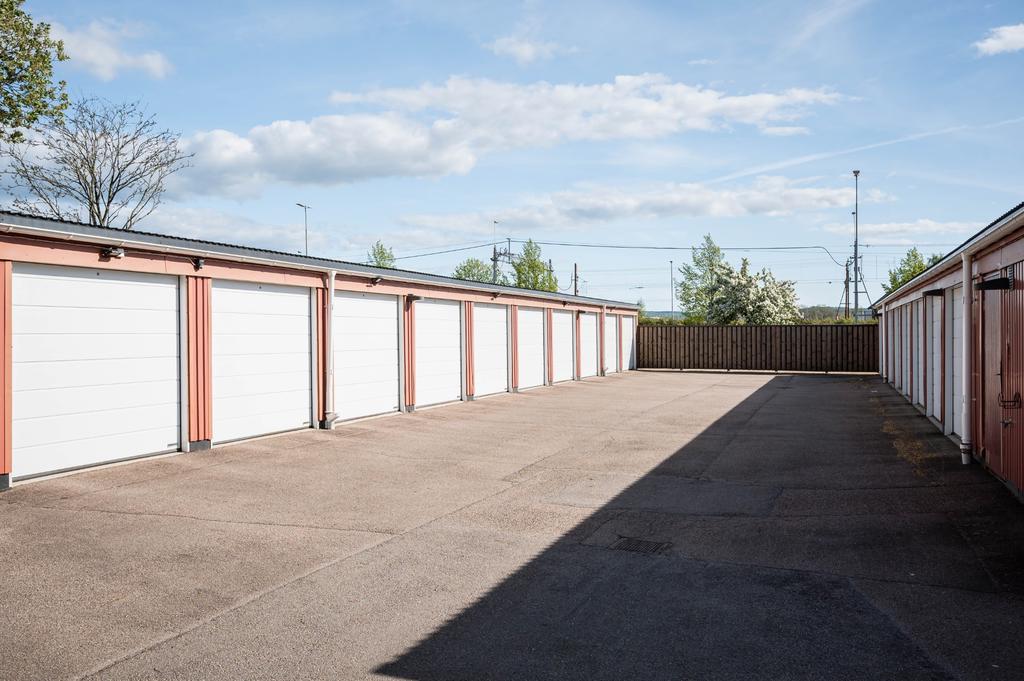 Eget garage med fjärrstyrd garageport ingår
