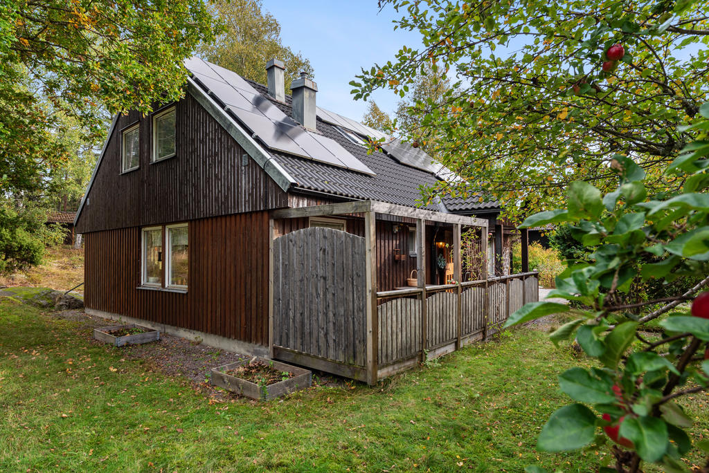 Huset är utrustat med nytt tak och solceller.