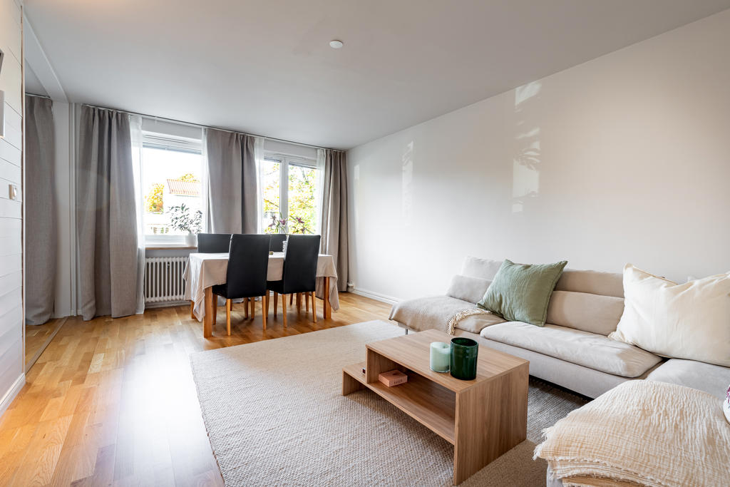 Vardagsrummet har plats för både matbord och rymlig soffa