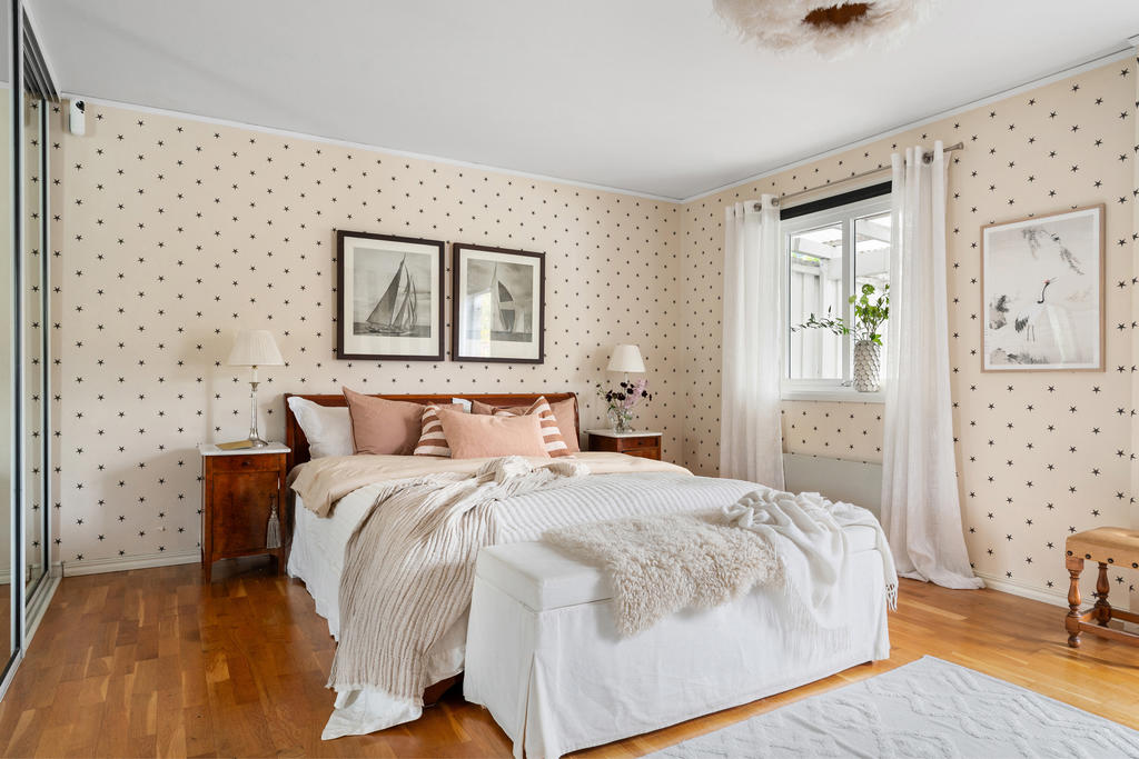 Master bedroom, sovrum 2, på övre plan  erbjuder rymd, garderobsvägg och inte minst utgång till den väl tilltagna terrassen