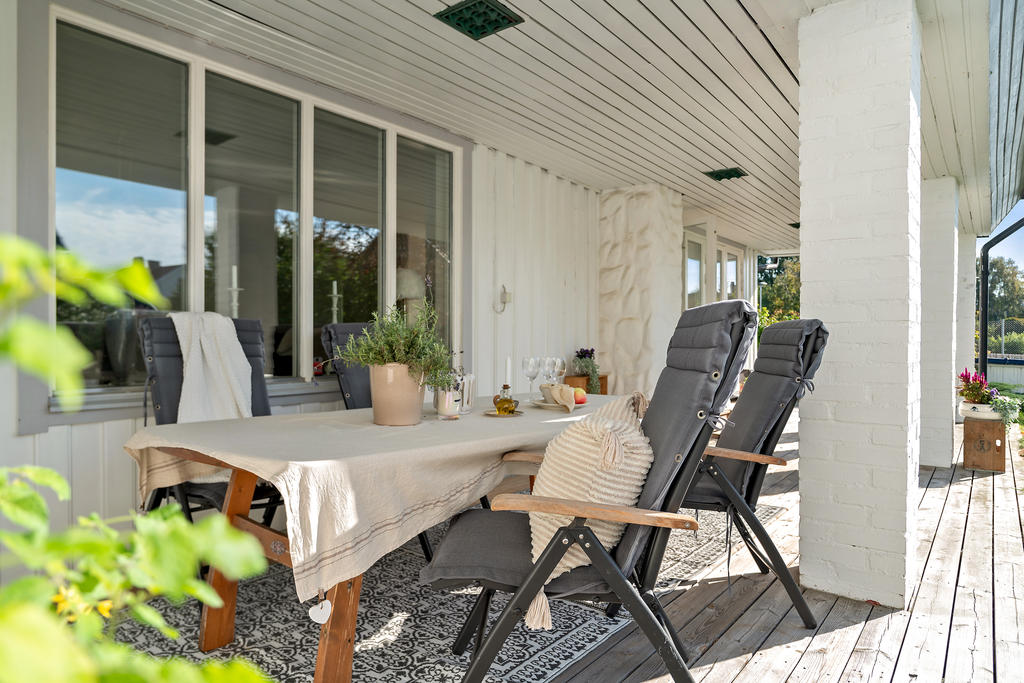 Huset och trädgården erbjuder flera uteplatser