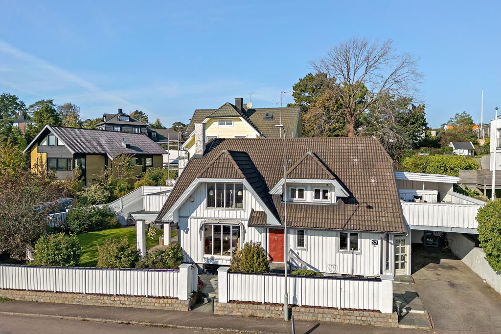 Till höger om huset ser ni den seperata ingången till källaren: perfekt för er som driver verksamhet hemma, vill hyra ut eller bara låta ungdomarna vara ifred