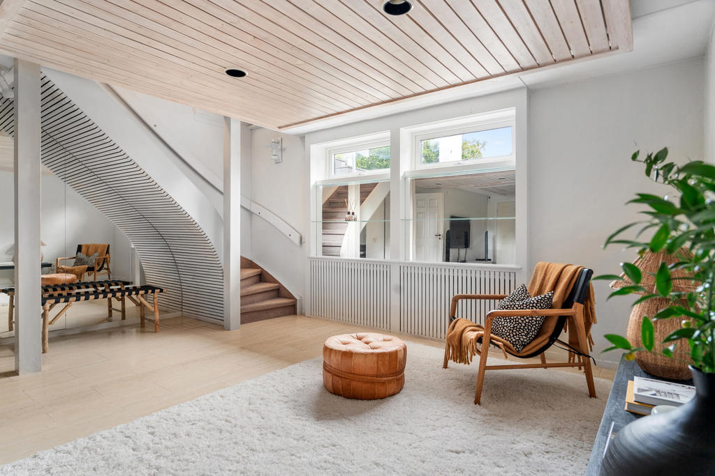 Välkommen ner till allrummet på nedre plan. Trappan blir en fin detalj