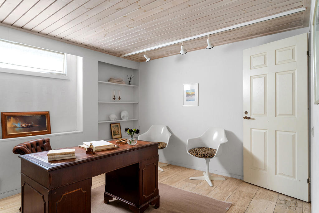 Nedre plan nås också från utsidan med eget trapphus. På detta plan finns, utöver allrummet, två rum varav det ena idag används som behandlingsrum för hudvård och det andra som kontor
