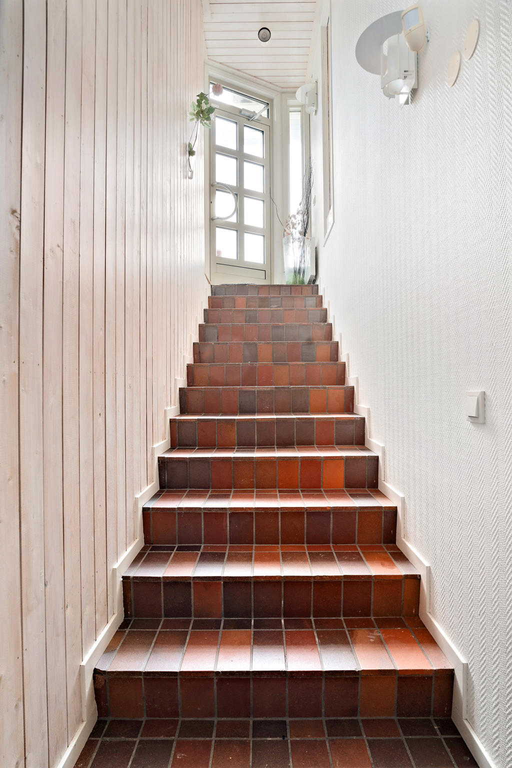 Nedre plan nås både inifrån huset och via en sepatat entré från utsidan.