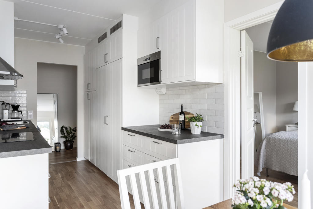 På vardera sidan av köket finner du bostadens två sovrum. 