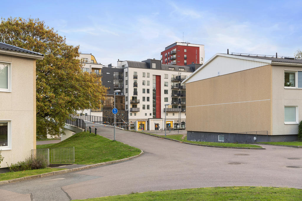Från bostaden har du promenadavstånd till Vallhamra Torg