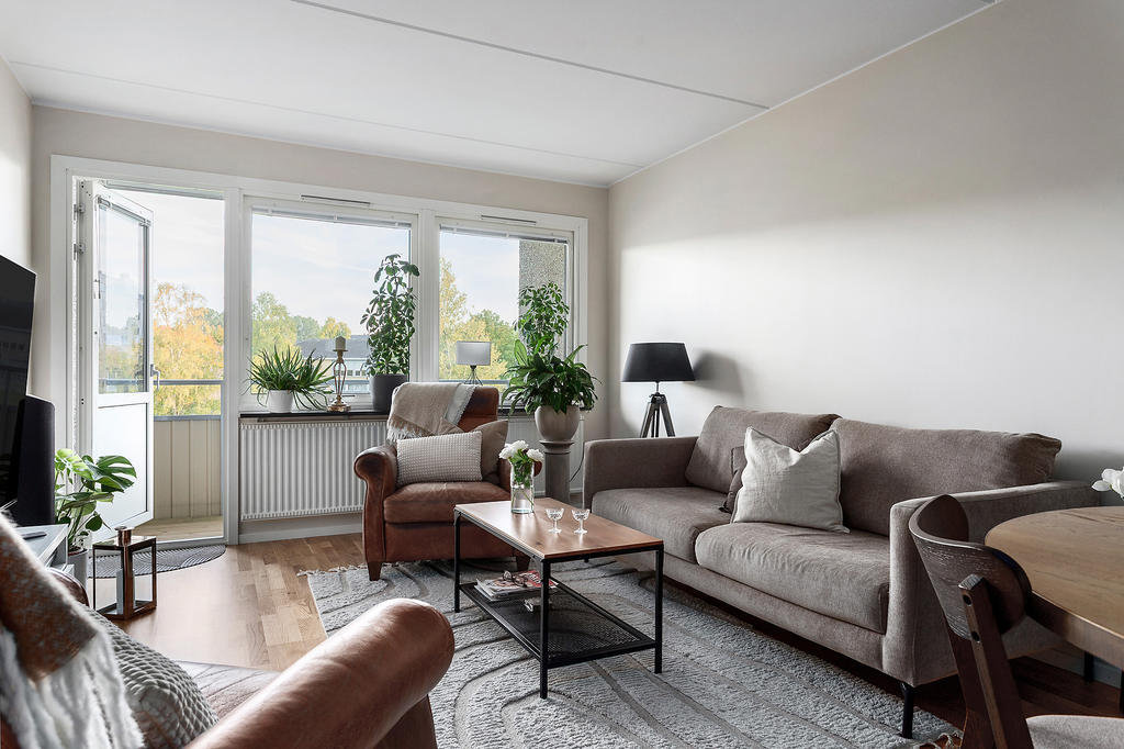 Via vardagsrummet når du bostadens balkong 
