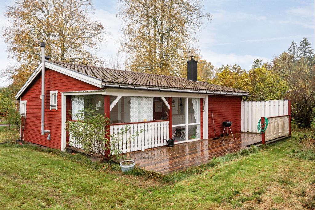 Sommarstugan med veranda och trädäck