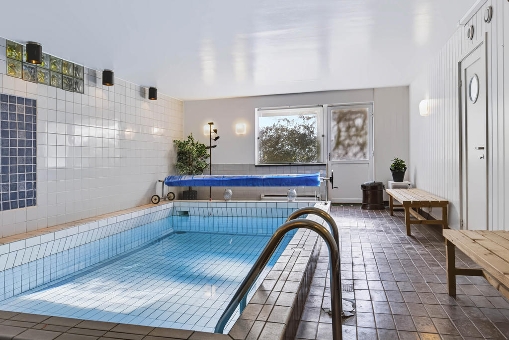 Uppvärmd inomhuspool i källaren