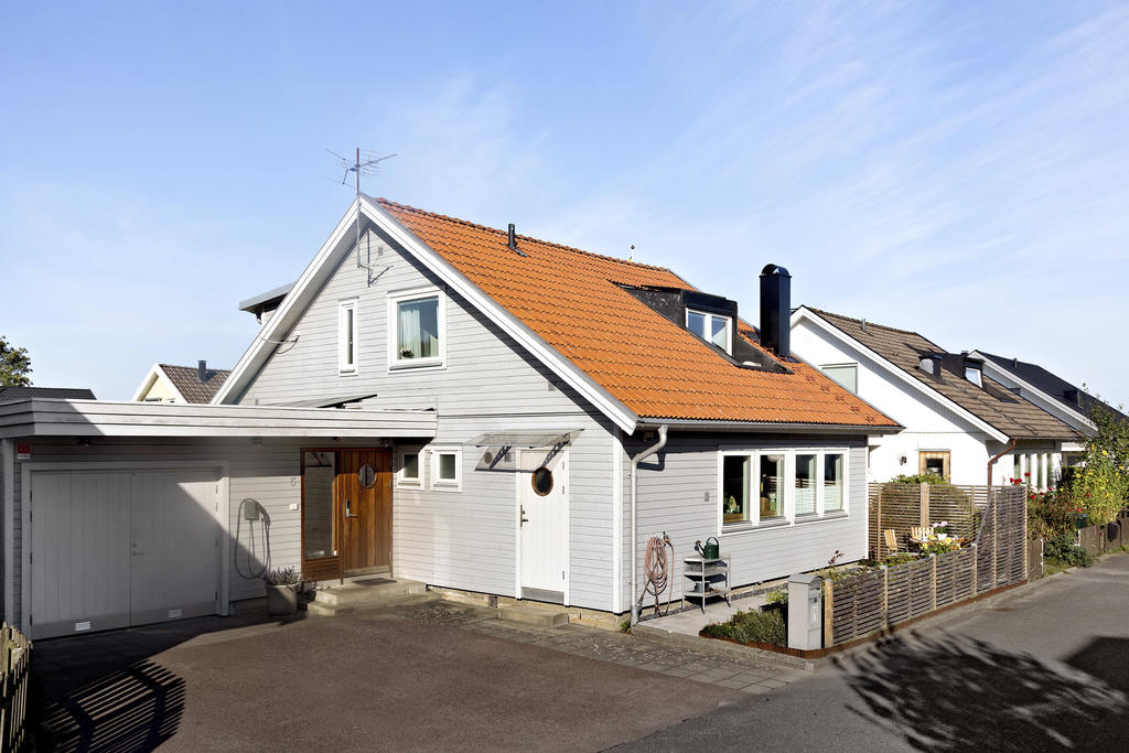 Huset är välrenoverat och tillbyggt med takkupa på baksidan och ihopbyggt med garaget för att få en större hall och ett arbetsrum.