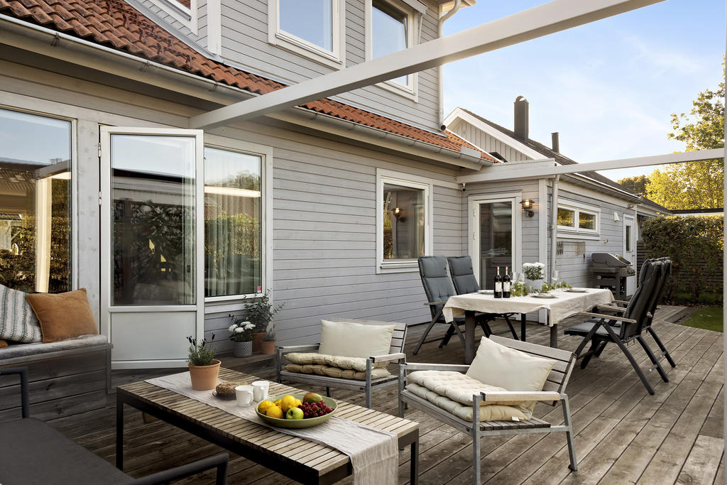 Stor altan i västerläge där man njuter av solen tills den går ner i väster.