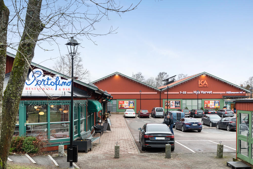 I Nya Varvet finns Ica, restaurang Portofino, Deli och en fiskaffär.