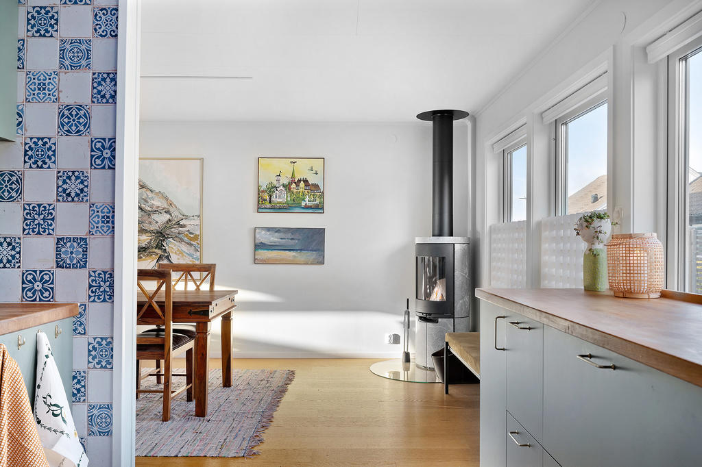 En nyinstallerad kamin kommer att värma huset skönt när vintern kommer.