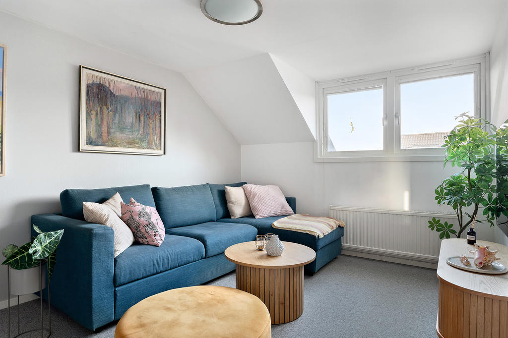 Allrum/master bedroom på övre plan med en praktisk klädkammare.