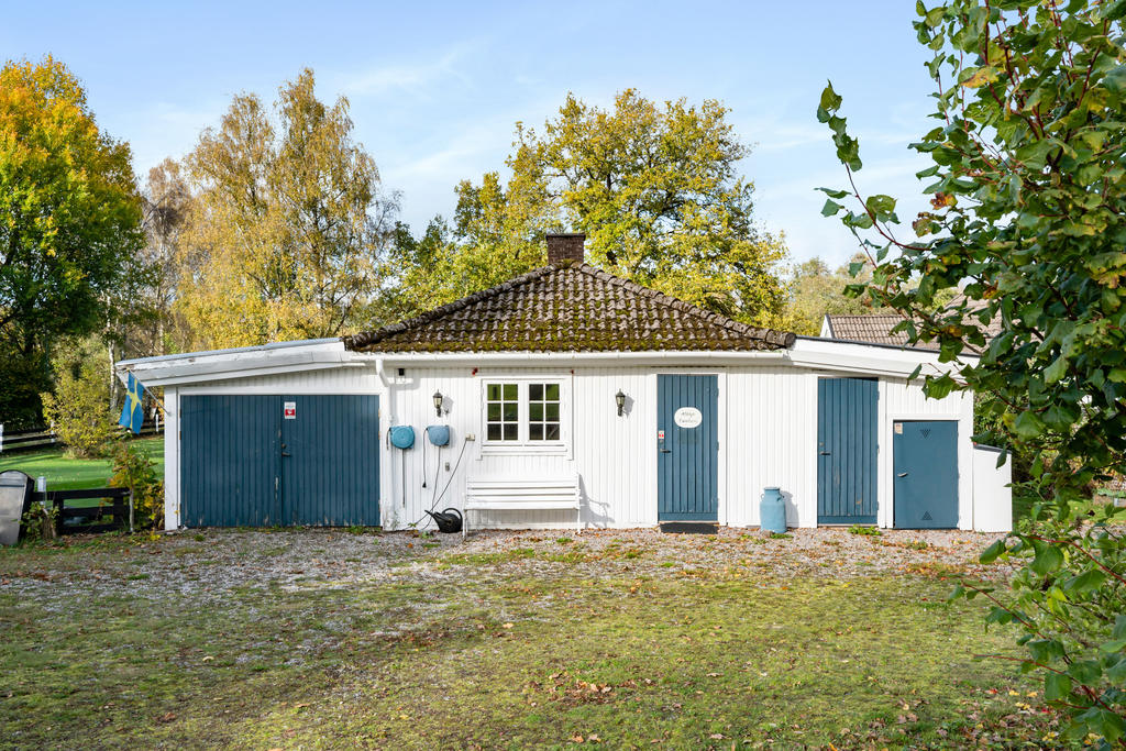Separat ekonomibyggnad som inrymmer garage, ateljé och goda förvaringsutrymmen