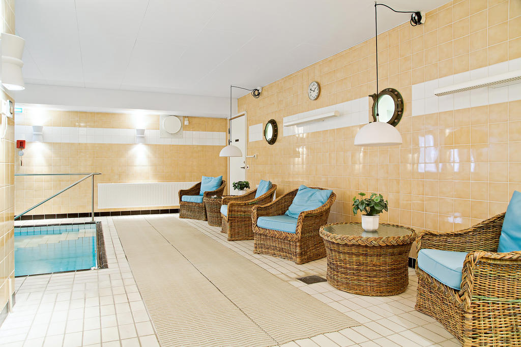 Relax intill pool i trevliga fåtöljer