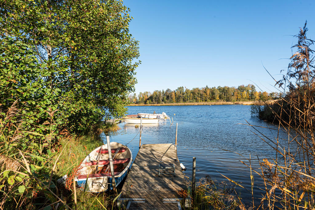 Bryggan i förgrunden ingår ej i köpet, den längre bryggan till vänster ingår köpet