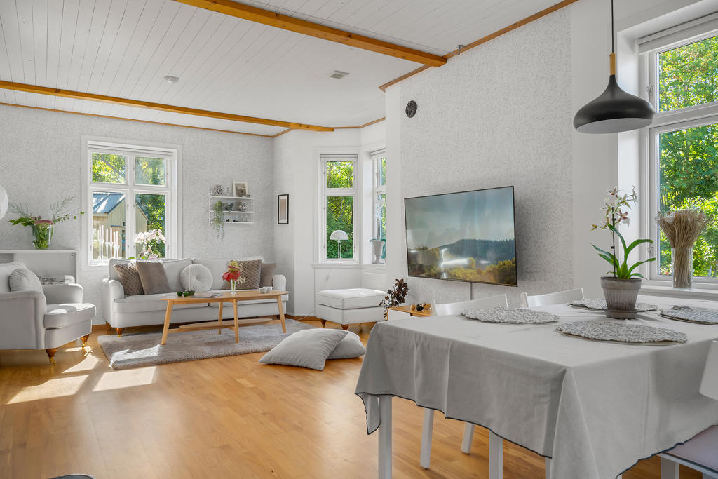 Ljust och luftigt vardagsrum med vackert ljusinsläpp
