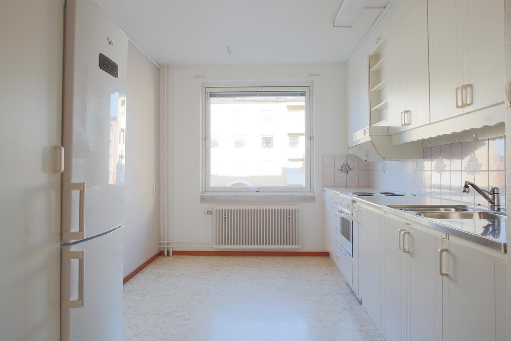 Ljust kök med plats för matbord