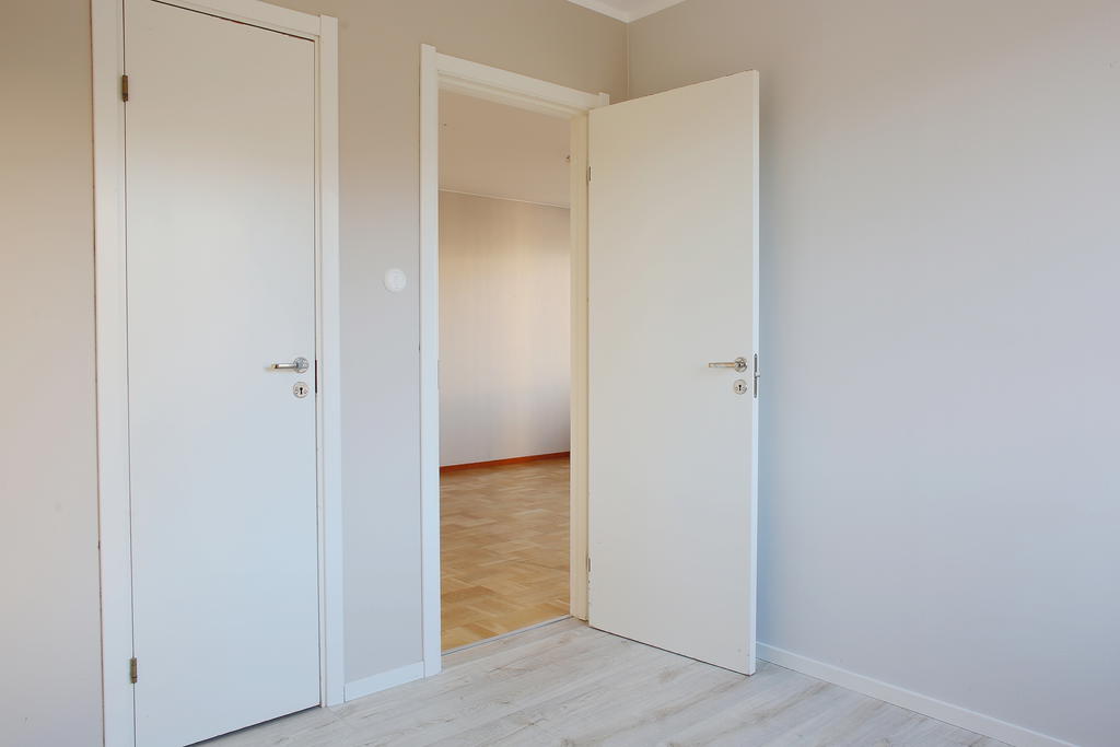 Sovrum 2 med dörr till klädkammare