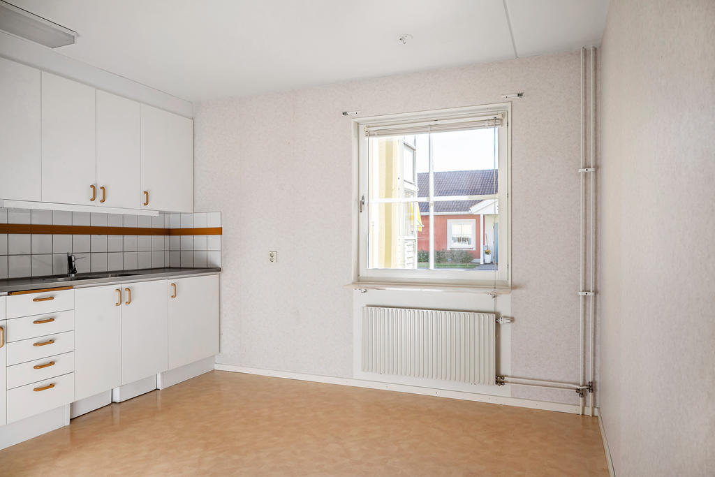 Plats för matgrupp vid fönstret.