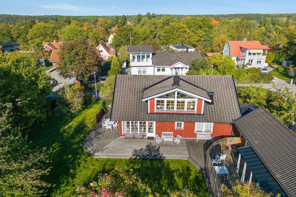 Uteplats med sol hela dagen mot den plana, barnvänliga tomten
