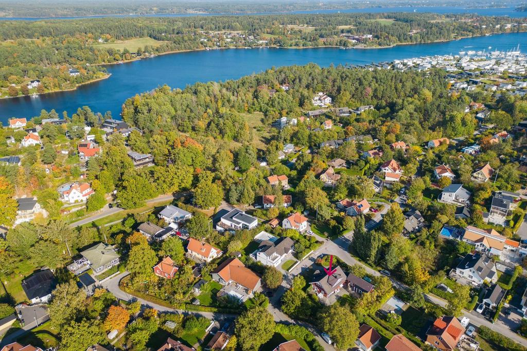 Villan från ovan med Kyrkviken och Hustegafjärden i fonden