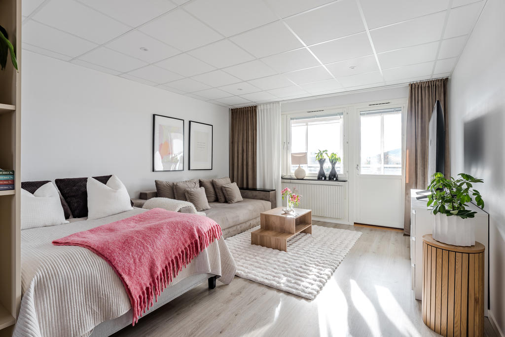 Allrummet har plats för både bred säng och soffa
