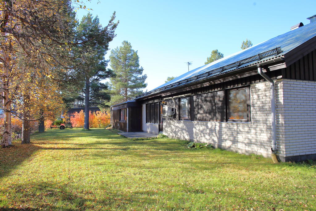 Bakgård med uteplats och trädgårdstomt