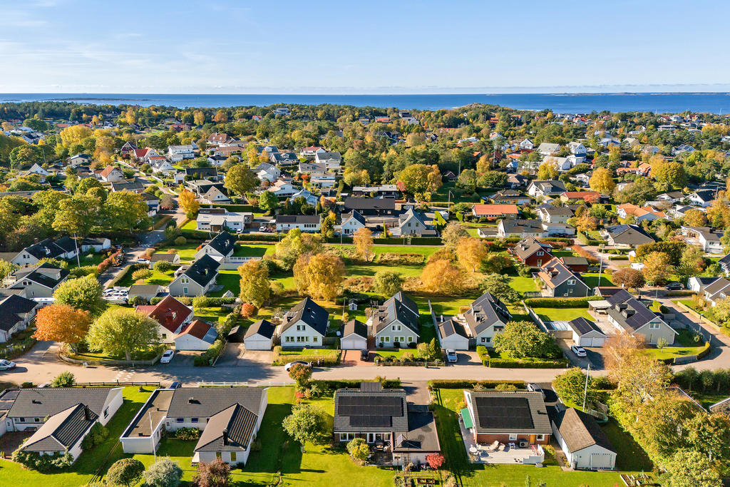 Belägen på villagata centralt i Kullavik med närhet till skola, affär, buss och salta bad