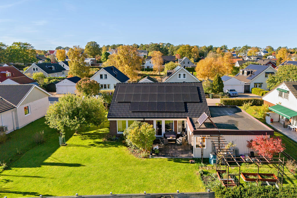 Fin barnvänlig tomt med soligt läge