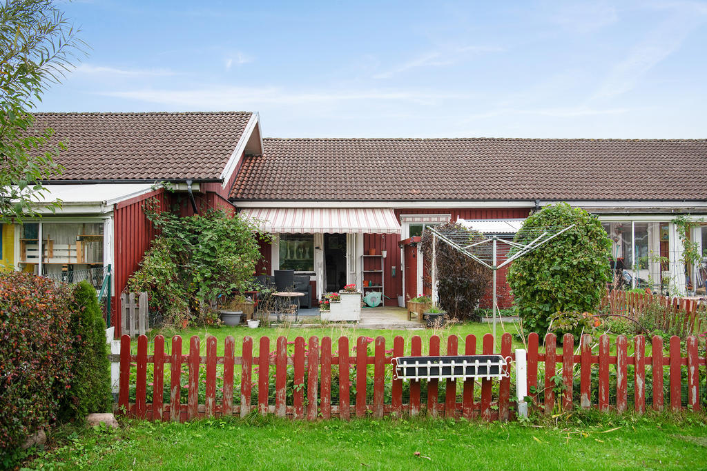 Mysig trägård på baksidan med uteplats