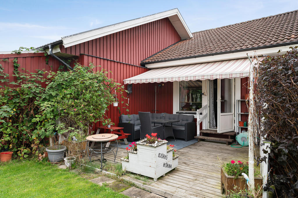 Uteplats på  baksidan med markis