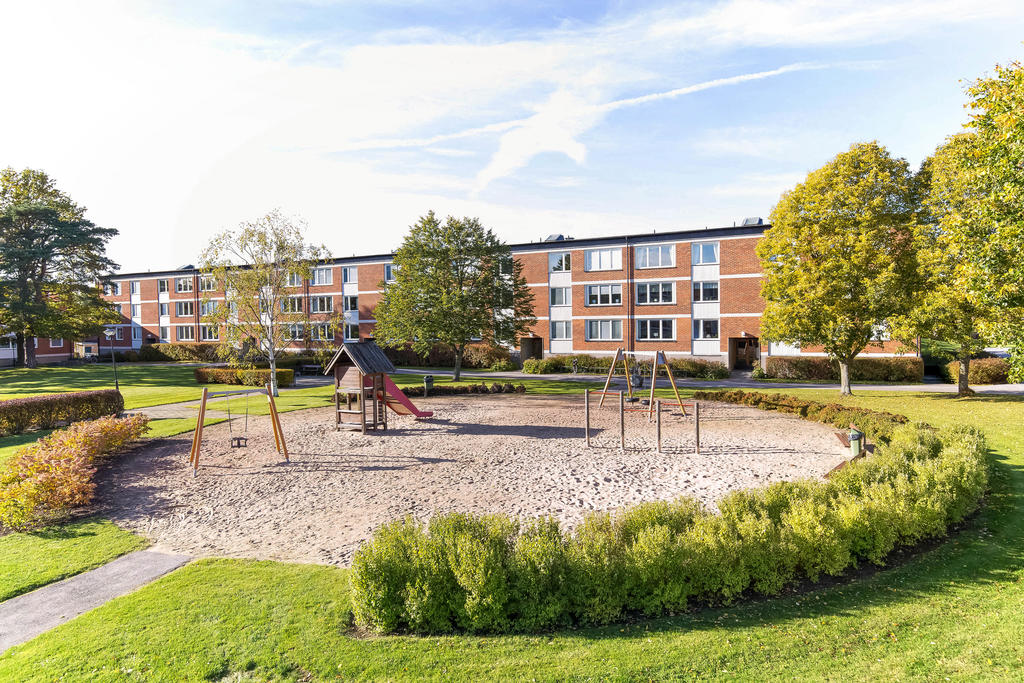 Lekplats och stora grönområden