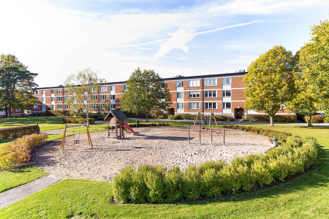 Lekplats och stora grönområden