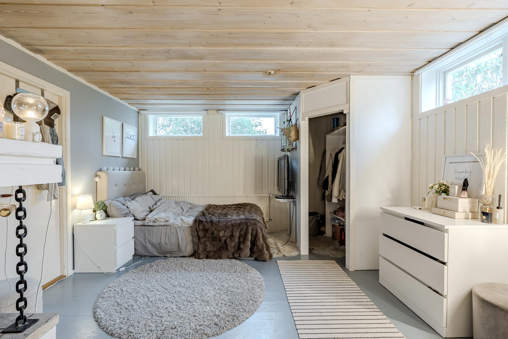 Sovrum i källaren, med walk-in-closet, perfekt för tonåringen.
Stora källarfönster släpper in mycket ljus. 
