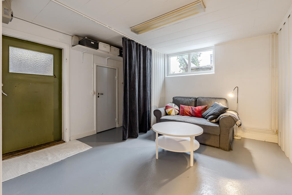 Hall med utgång till tomten. Den grå dörren är till ett förråd. 