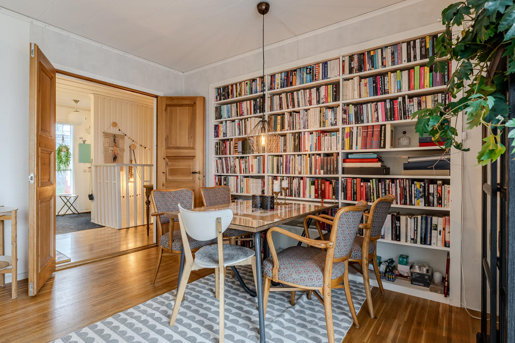 Fina pardörrar mellan hall och vardagsrum