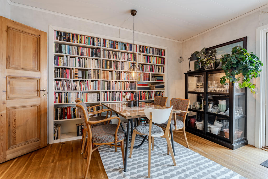 De inbyggda bokhyllorna bidrar till mysfaktorn